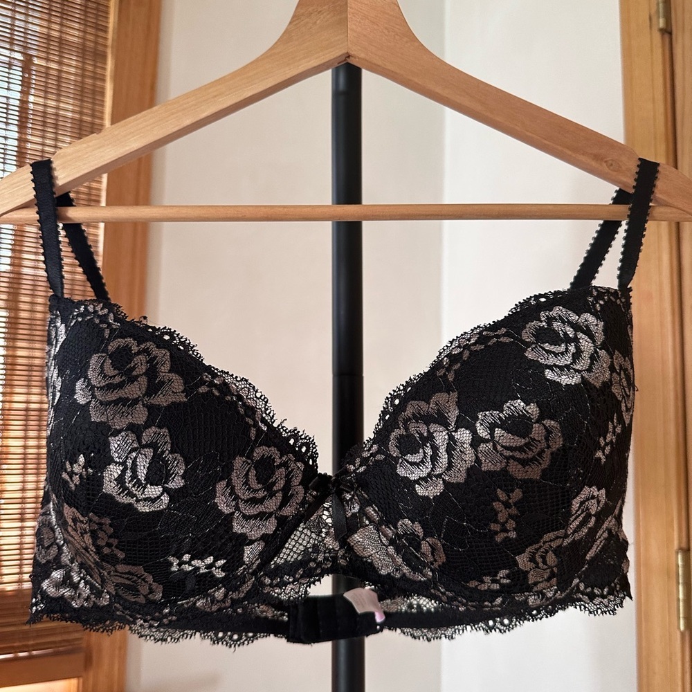 Jezebel Black Lace Bra with Intricate Floral Design 38DD Support Adjust Straps